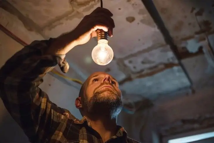 How to Replace Ceiling Lamps in an Old House Safely